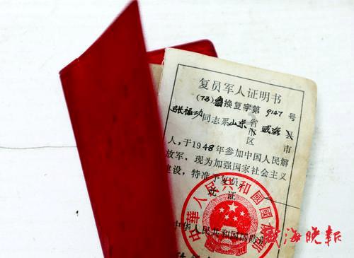 黑色修身长袖搭配浅色紧身牛仔裤，这种成熟的打扮是你的风格吗？游戏画面